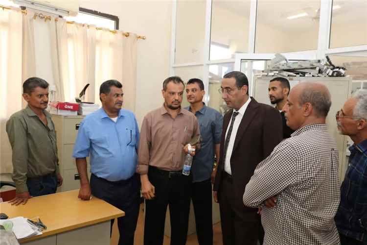 نائب وزير التعليم الفني يتفقد مستوى الانضباط الوظيفي بديوان الوزارة في عدن