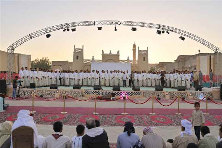 144 عريساً وعروساً يحتفلون بإكمال نصف دينهم ضمن مهرجان التيسير الـ18 في تريم حضرموت