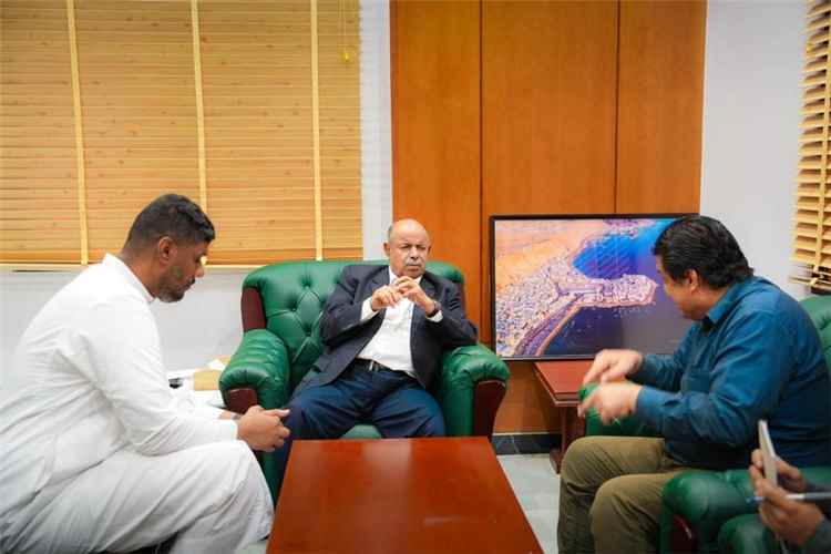 الخنبشي يناقش مطالب قطاع السياحة واحتياجات القطاع الطبي العسكري وأوضاع مديرية الديس الشرقية 