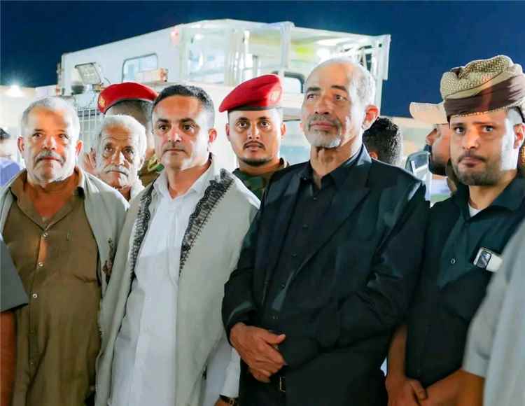 الفريق الركن محمود الصبيحي يستقبل جثمان الاستاذ فيصل محمود القطيبي في مطار عدن الدولي