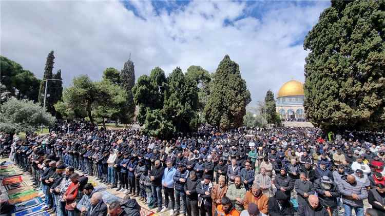 نحو 65 ألف فلسطيني يؤدون صلاة الجمعة بالمسجد الأقصى
