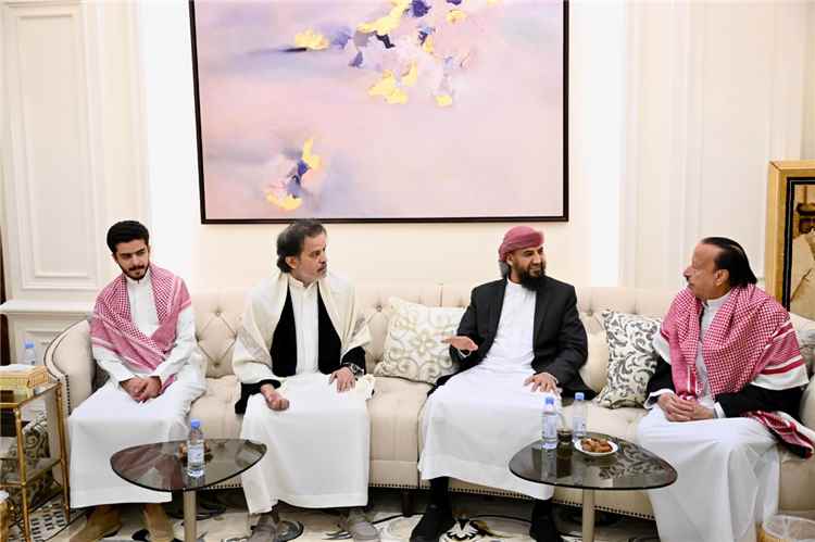 عضو مجلس القيادة عبدالرحمن المحرّمي يقدّم واجب العزاء لأسرة الرئيس السابق عبدربه منصور هادي