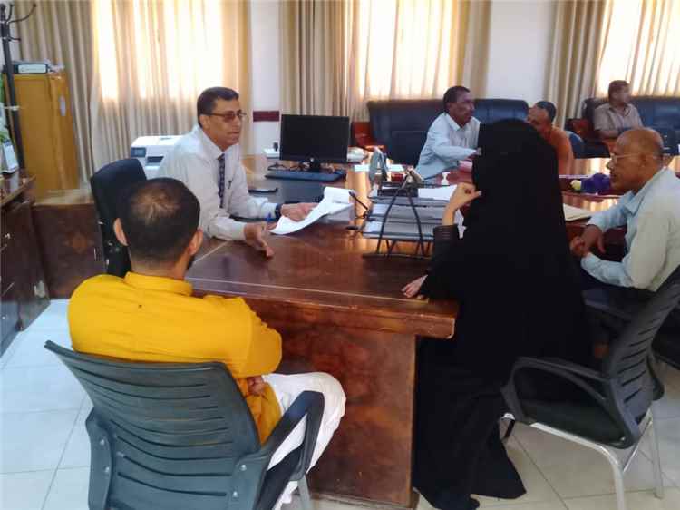 مدير عام صحة لحج وجمعية الهلال الأحمر اليمني يبحثان تنفيذ مش