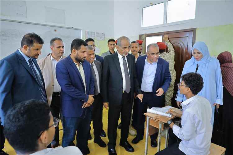 عضو مجلس القيادة محمود الصبيحي يدشّن اختبارات الثانوية العام
