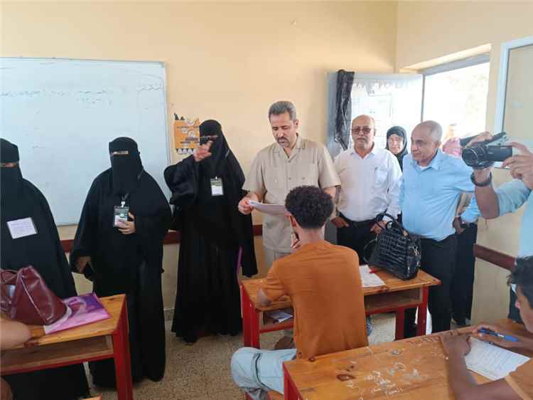 محافظ لحج يطلق اختبارات الثانوية العامة ويؤكد توفير الأجواء 