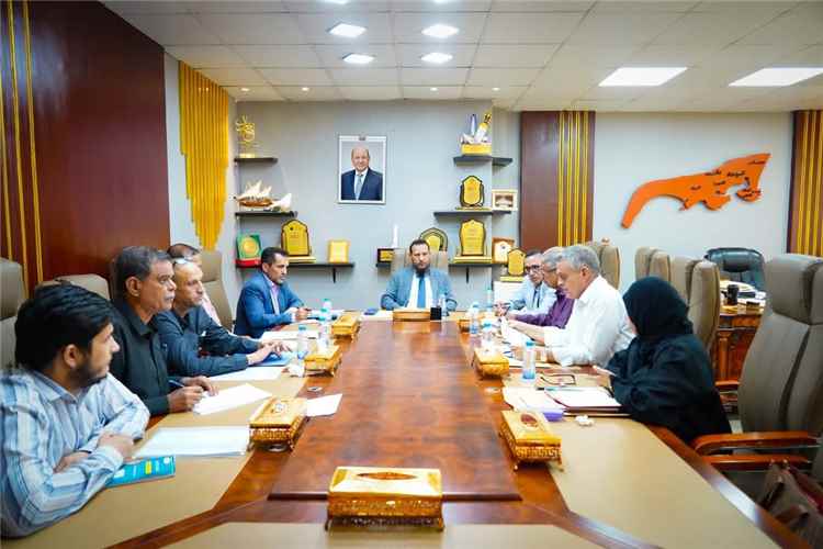 المحافظ شيخ يناقش عدداً من المشاريع في قطاعات المياه والنظاف