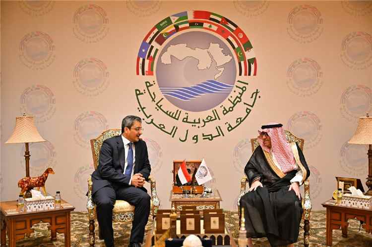 وزير الثقافة والسياحة يناقش تعزيز التعاون السياحي بين اليمن 