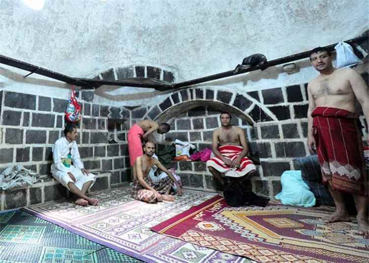 التفاصيل الكاملة لواقعة محاولة تصوير نساء خلال حمام عام بصنعاء