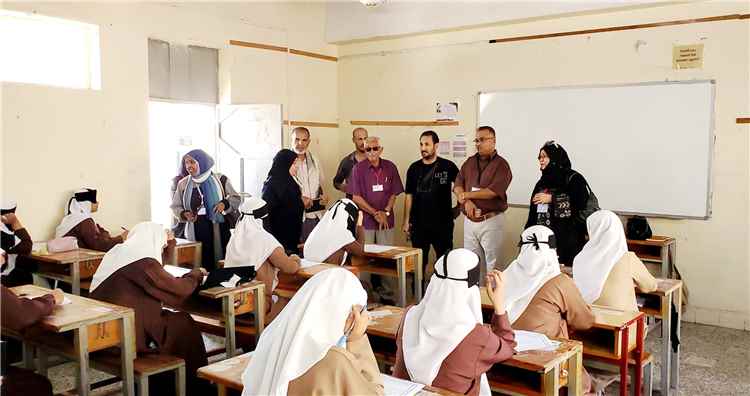 مدير عام مديرية التواهي يدشن امتحانات الثانوية العامة بمديري
