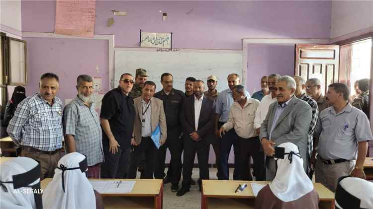 محافظ الضالع ومدير عام مكتب التربية والتعليم يدشنان اختبارات