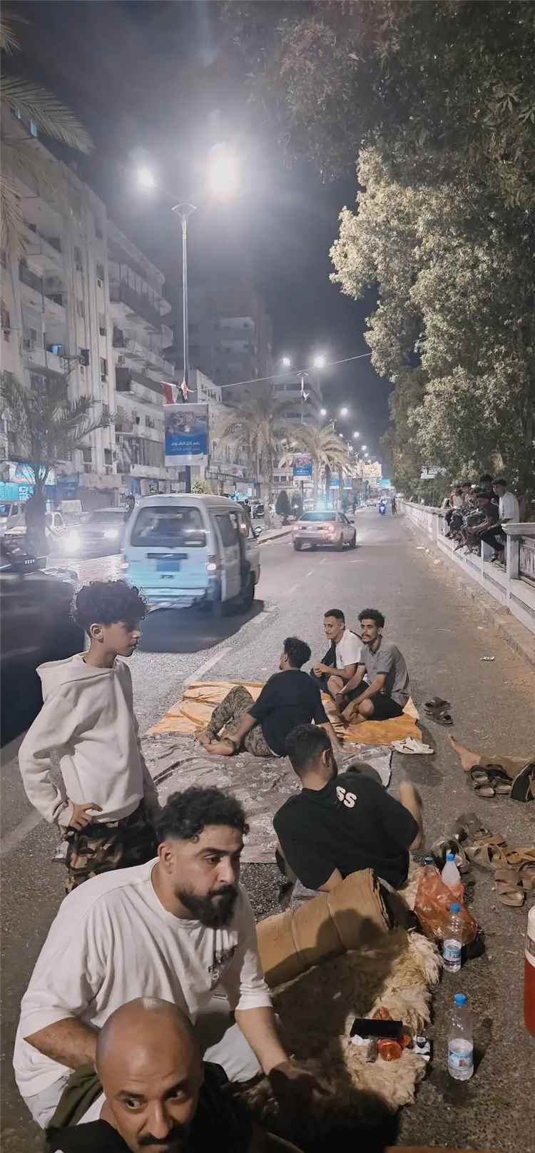 احتجاجًا على تدهور خدمة الكهرباء.. مواطنون يفترشون شوارع عدن