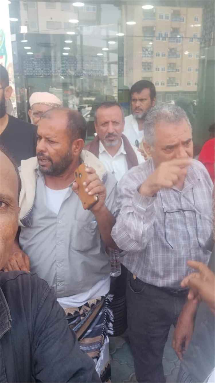 وقفة احتجاجية لموظفي محافظة البيضاء أمام بنك إنماء