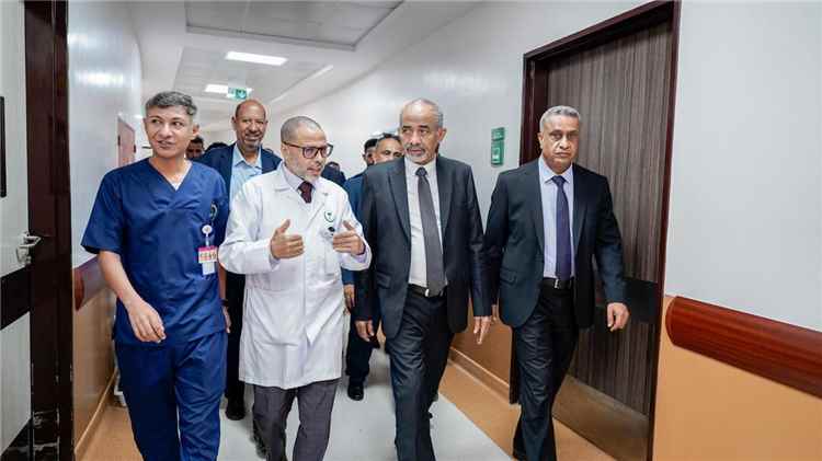 عضو مجلس القيادة الرئاسي الصبيحي يزور مستشفى الامير محمد بن 