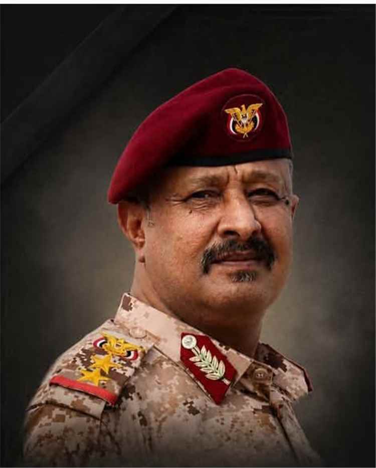 وكيل وزارة الثروة السمكية ومدير عام رضوم يقومان بواجب العزاء