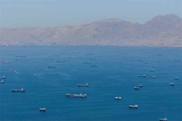 النفط يقفز 4 دولارات بعد غارات إسرائيلية تهدد آمال التهدئة