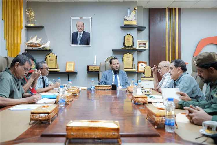 محافظ العاصمة عدن يناقش مع رئيس مصلحة السجون ومدير الأمن أوض