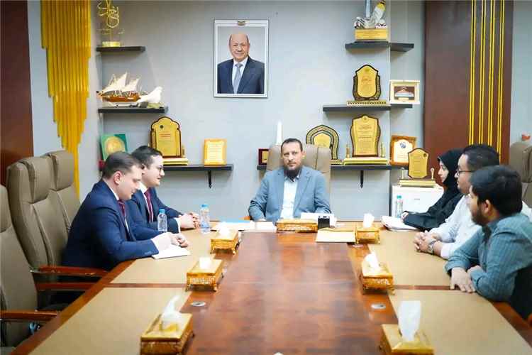 محافظ العاصمة المؤقتة عدن يبحث مع السفير الروسي تعزيز التعاو
