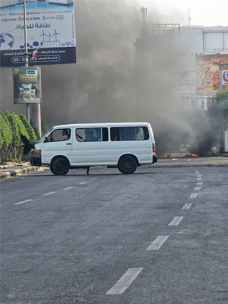 المنصورة : محتجون يقطعون الطريق الرئيسي ويشعلون الإطارات احت