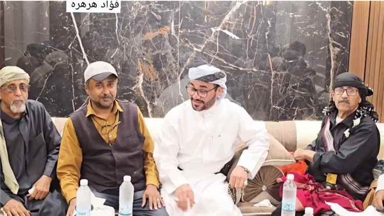 لقاء أخوي في عدن يجمع السلطان اسكندر بن حمود ال هرهره بوجهاء