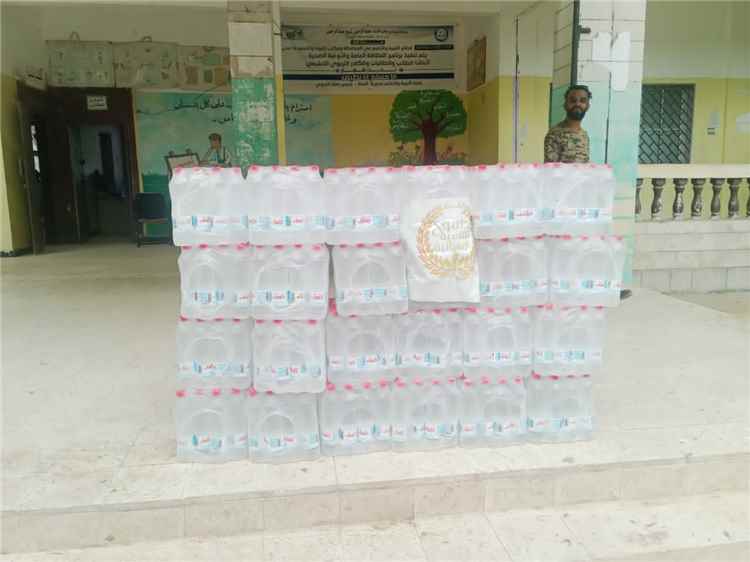 مؤسسة طموح تنفذ مشروع سقاية طلاب الثانوية العامة في عدن