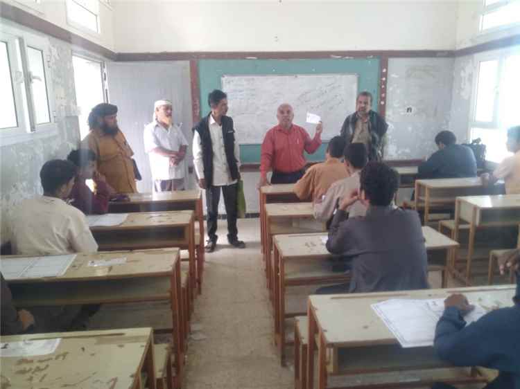 مدير تربية لودر يتفقد اختبارات الثانوية العامة في مركزي عمر بن عبدالعزيز والكيال بمنطقة الحضن