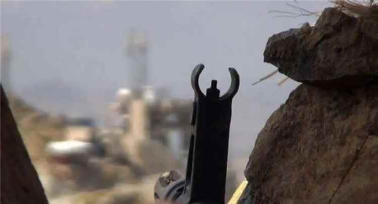 مقتل عنصر استطلاع حوثي أثناء محاولته التسلل في جبه