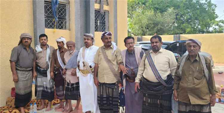 وفد من مجلس شبوة الوطني العام يقدم واجب العزاء في 