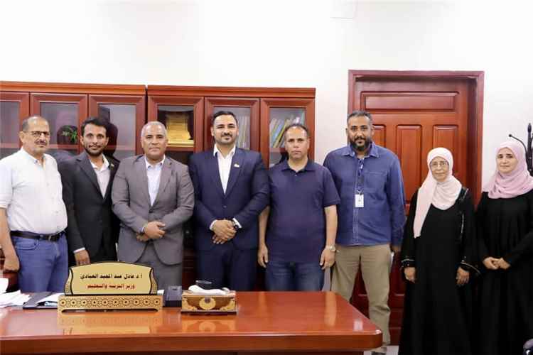 وزير التربية والتعليم (العبادي) يبحث مع منظمة CRS 