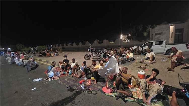 أبين تختنق بالحر والظلام.. ومواطنون يخرجون للمطالبة بإنقاذ ا