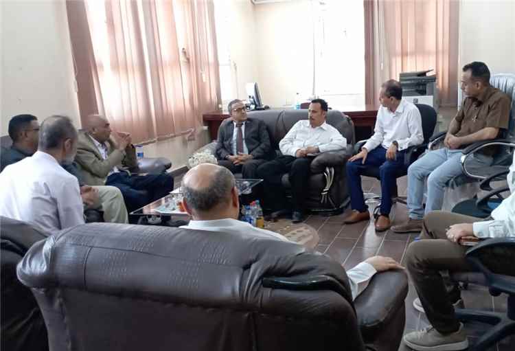 رئيس جامعة عدن يناقش تطوير الأداء الأكاديمي بكلية العلوم الإ