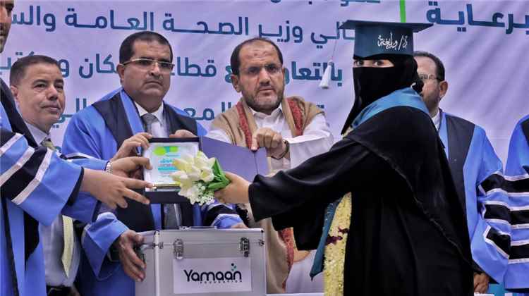 المعهد العالي للعلوم الصحية بمأرب يحتفي بتخريج 42 قابلة مجتم