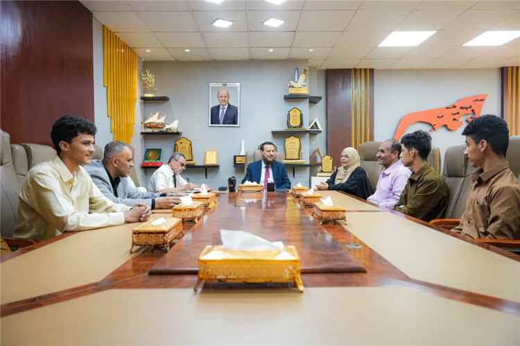 المحافظ عبد الرحمن شيخ يكرّم طلاب ثانوية خليفة الفائزين بالم