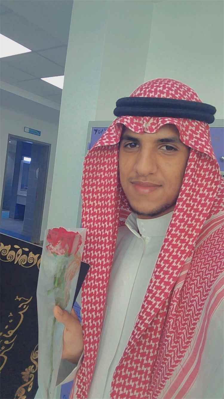 أصيل محمد يسلم نصر بن عطاف يتوج جهوده بالتفوق ويتخرج من الثا