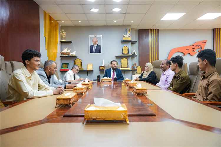 المحافظ عبد الرحمن شيخ يكرّم طلاب ثانوية خليفة الفائزين بالم