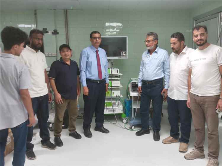 مدير عام صحة لحج يتسلم جهاز منظار رقمي من منظمة اليونبس لمست