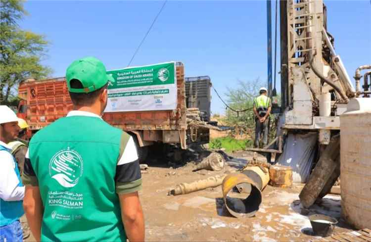 محافظ تعز يدشن مشروع حفر ثلاث آبار مياه في الضباب بتمويل من 