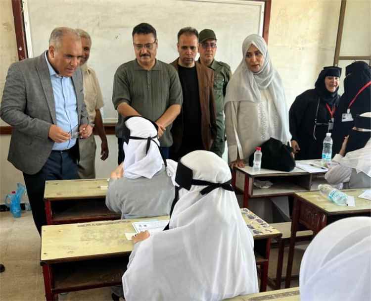 وزير التربية يطلع على سير الاختبارات في مركزي المدرسة النموذ