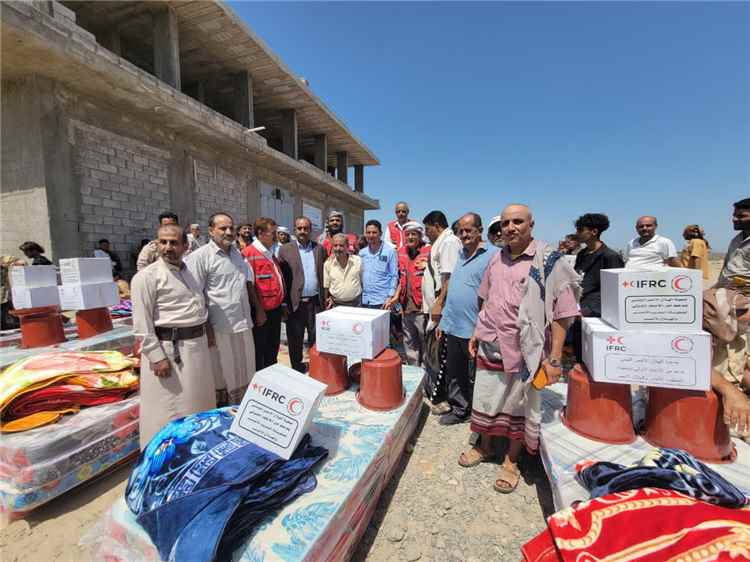 مدير عام قعطبة الشاعري يدشن توزيع مساعدات إيوائية لـ200 أسرة