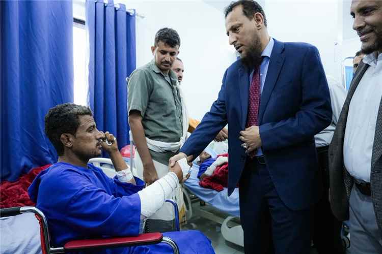 محافظ عدن يتفقد جرحى انفجار معسكر العمالقة ويشدد على أهمية إ