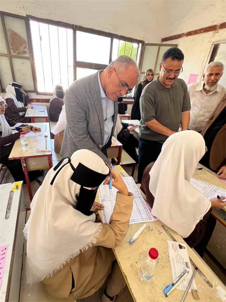 وزير التربية (العبادي) يطلع على سير الاختبارات الوزارية في م