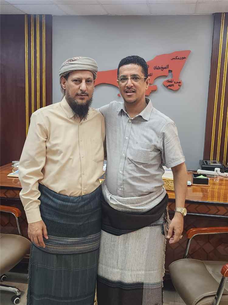 الدكتور منيف الزغلي يطمئن على محافظ عدن عبدالرحمن شيخ بعد أحداث الأمس