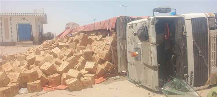 إنقلاب شاحنة محملة بكراتين الزيوت أمام مصنع الثلج بأحور
