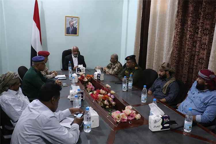 محافظ الحديدة يناقش مع لجنة رئاسية سير التحقيق في اغتيال قائد الفرقة الأولى مشاة