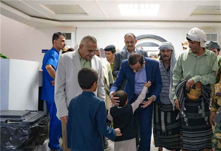 محافظ شبوة يطلع على مستوى الخدمات الطبية بالهيئة، ويبارك نجاح الامتحانات العملية لاول دفعة من طلاب كلية الطب.