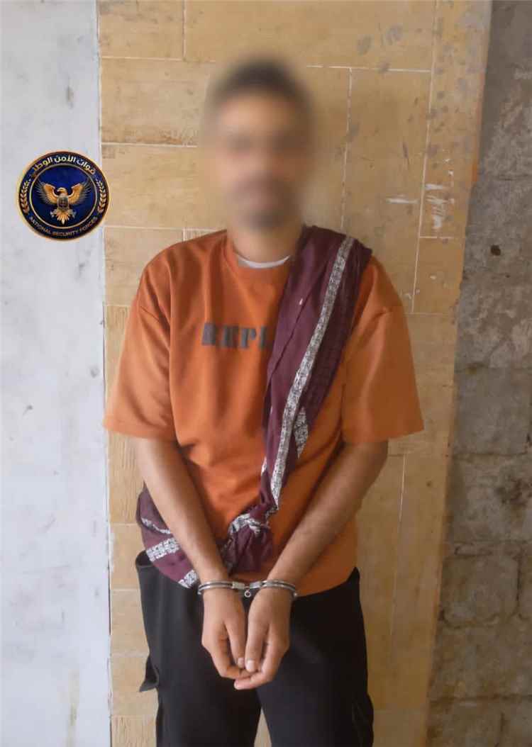 ضبط مطلوب بقضية قتل في نقطة العلم شرق عدن وتسليمه لأمن أبين