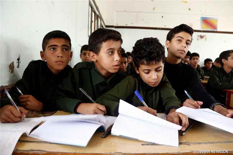الحوثيون يقرّون أسعاراً جديدة للمناهج الدراسية 