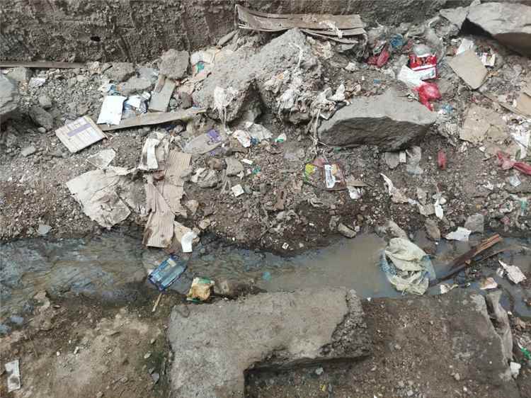 سكان شارع غاندي بصيرة يناشدون سرعة تنفيذ مشروع الصرف الصحي خلف عمارة الدرويش 