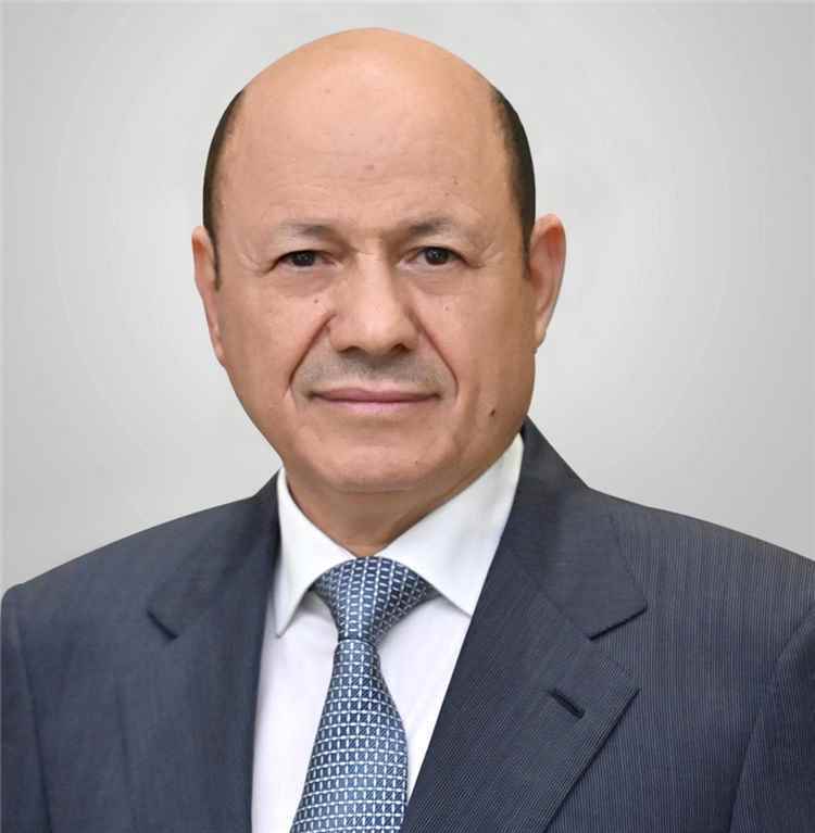 رئيس مجلس القيادة يعزي الشيخ ناصر محمد باحلة في وفاة عمته