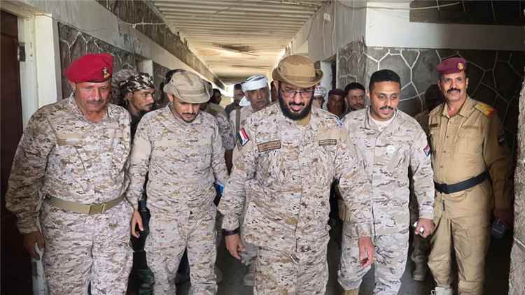 العميد الجهوري يتفقد اللواء الثاني حزم في قاعدة العند ويشيد بمستوى الجاهزية القتالية