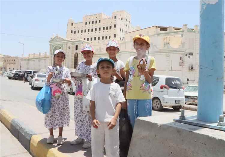 أطفال مدينة سيئون يستقبلون العام الهجري الجديد 1448هـ وآبائهم في الطوابير